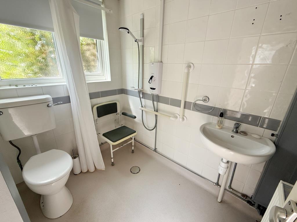 Lot: 91 - MID-TERRACE HOUSE FOR IMPROVEMENT - Wetroom with W.C.